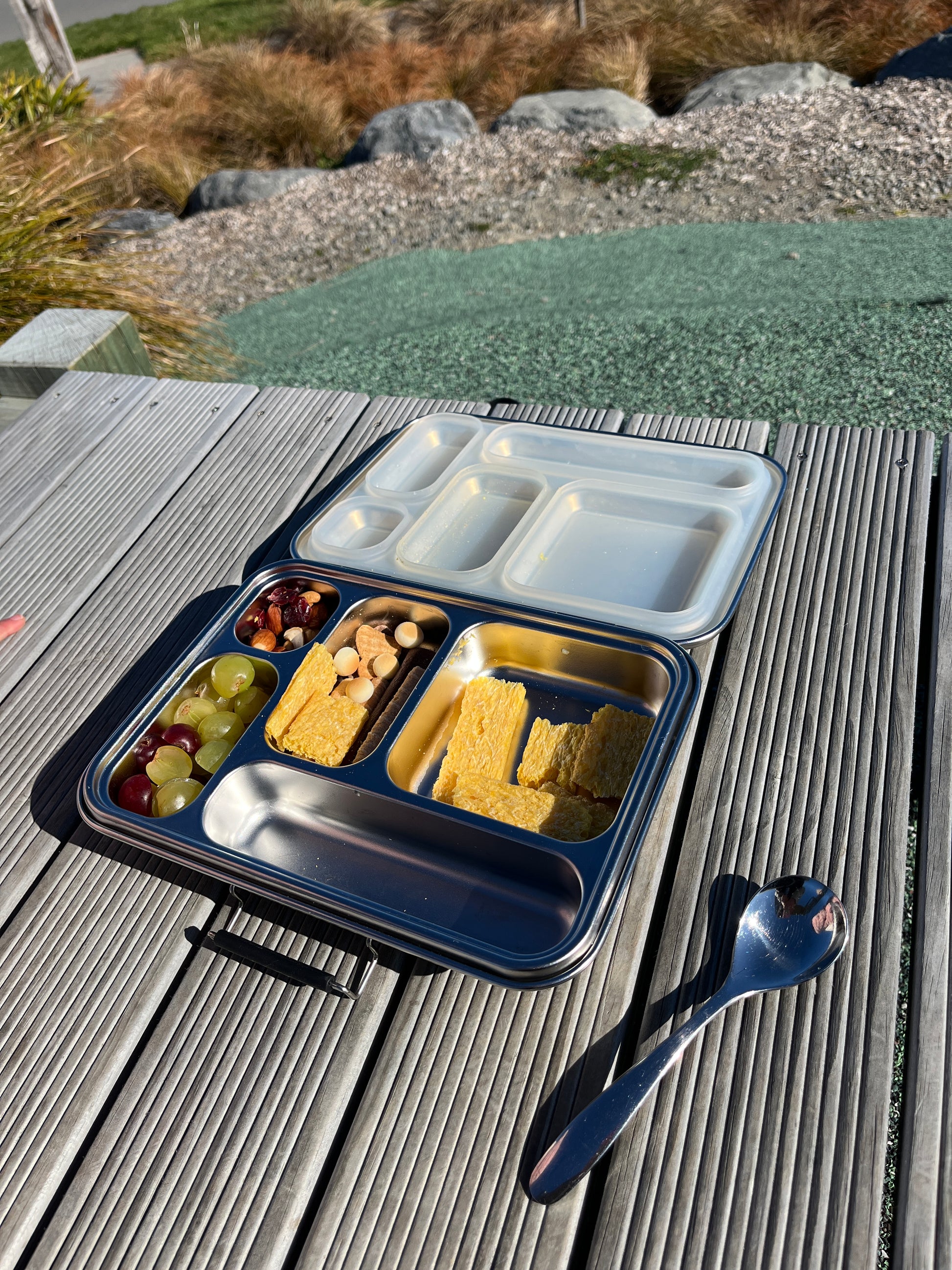 bentomax-lunchbox-outdoor-photo-white-lid.