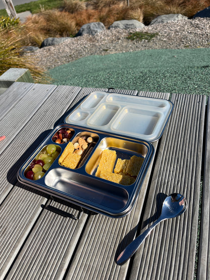 bentomax-lunchbox-outdoor-photo-white-lid.